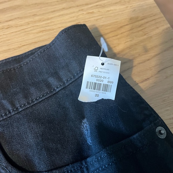 Old Navy Mid-Rise Boyfriend Distressed Jean Shorts.
Black. 20. - Picture 2 of 7